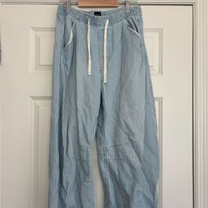 Gap mid rise ultra soft denim stripe easy horseshoe jeans. Size small